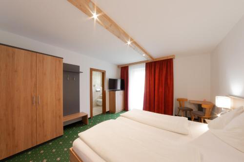 En eller flere senge i et værelse på Salzburger Dolomitenhof