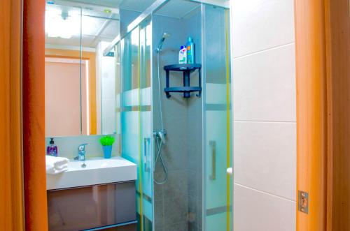 A bathroom at Sunset chill out