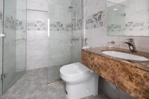 uma casa de banho com um WC, um lavatório e um chuveiro em اطلالة الشرفة 1-Terrace View 1 em Al Khobar