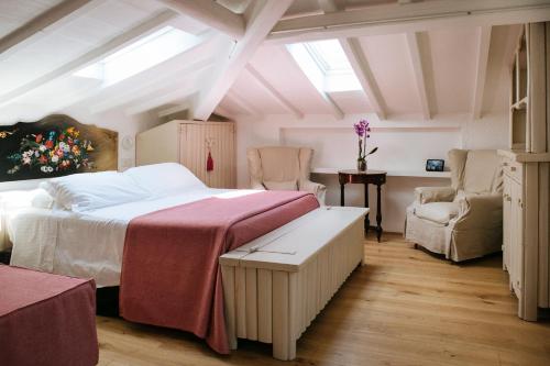 A bed or beds in a room at Domus Socolatae Residenza d'Epoca Charming B&B - Adults Only