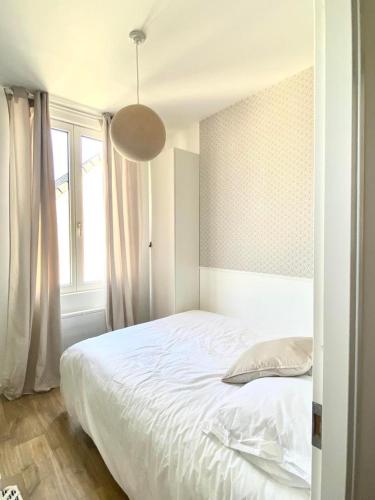 een slaapkamer met een wit bed en een raam bij Good Vibes Only, Berck plage, 4 personnes 200 plage in Berck-sur-Mer