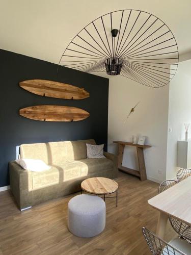 een woonkamer met een bank en een tafel bij Good Vibes Only, Berck plage, 4 personnes 200 plage in Berck-sur-Mer