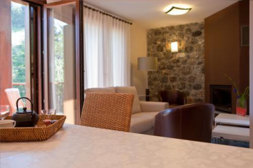 een woonkamer met een tafel en een woonkamer met een bank bij Segotegi Etxea in Orio