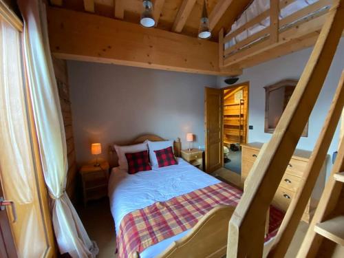 Un pat sau paturi într-o cameră la Chalet confortable vue panoramique