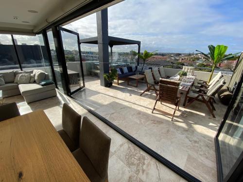 Luxurious Penthouse Oasis with Spa – Photos 2