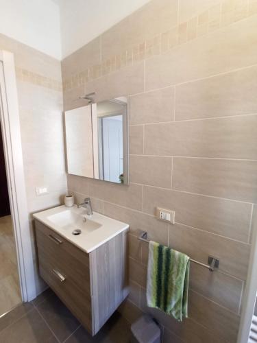 uma casa de banho com um lavatório e um espelho em Appartamento Bellavista em Ventimiglia