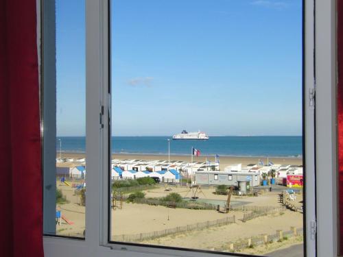 カレーにあるStudio vue sur merのビーチとクルーズ船の景色を望む窓
