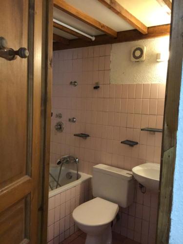 Bathroom sa LE REFUGE apparts ET 1chalets A SAMOENS 74