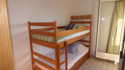 quelques lits superposés dans une chambre dans l'établissement Joli T2 vue mer, proche mer, parking, Narbonne-plage, à Narbonne-Plage