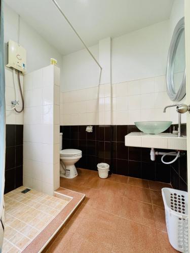 a bathroom with a sink and a toilet at Wassana Sitdharma Guesthouse in Ban Na Pho