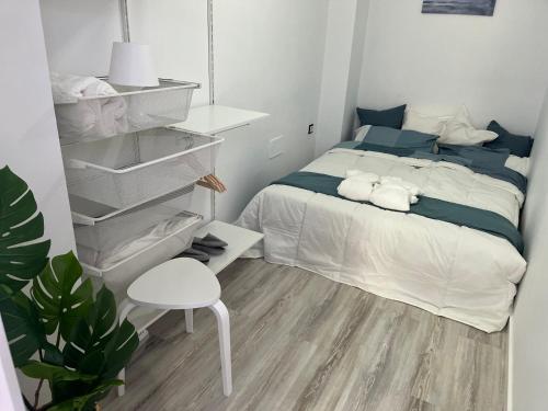 mała sypialnia z łóżkiem i krzesłem w obiekcie Sol y 1ª linea de playa Urbanización Lubina sol w mieście Sitio de Calahonda