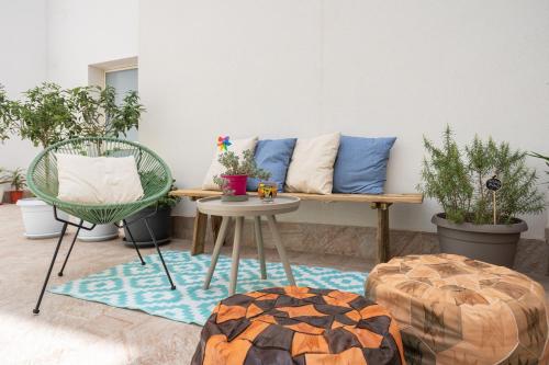 - un salon avec un canapé, une table et des chaises dans l'établissement Volturno3 Suites & more, à Mazara del Vallo