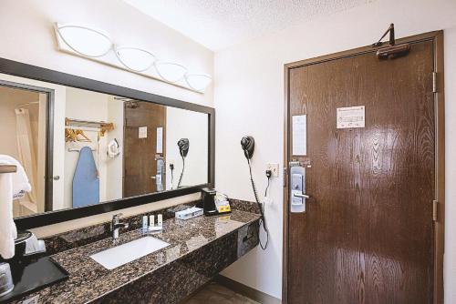 Kylpyhuone majoituspaikassa Norwood Inn & Suites Milwaukee