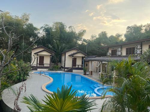 uma villa com piscina num resort em SUNRAY Guesthouse สุนันท์บ้านพักริมคลอง em Uthai Thani