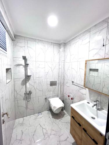 Bilik mandi di Yücel Hotel