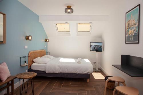 a small room with a bed and a tv at Five to Sete in Sète