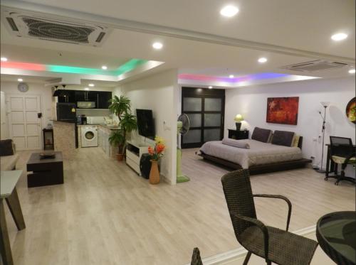 a large living room with a bed and a kitchen at Jomtien PLAZA Condotel in Jomtien Beach