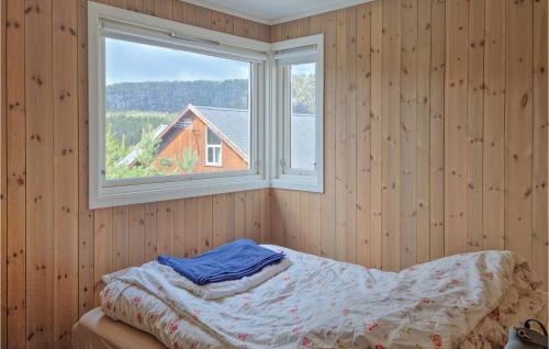 En eller flere senge i et værelse på Lovely Home In Mykland With House Sea View