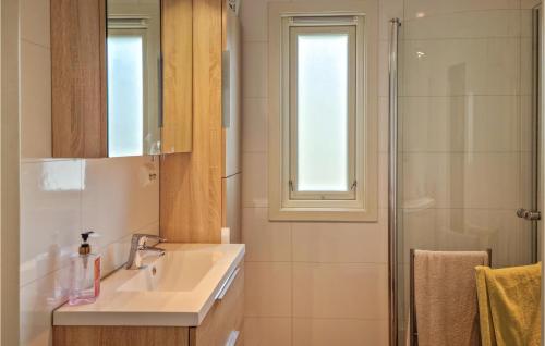 Et badeværelse på Lovely Home In Mykland With House Sea View