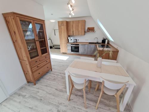 a kitchen and dining room with a table and chairs at Ferienwohnung Manuela & Daniel Hiebl in Thalmässing