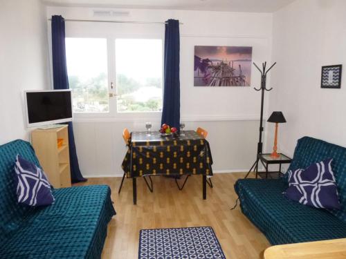 un salon avec deux canapés et une table dans l'établissement Studio à 50m de la plage, 3 couchages, parking gratuit, animaux acceptés - FR-1-224C-73, à Saint-Jean-de-Monts