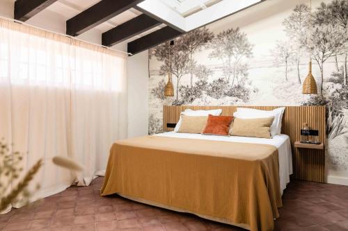 マオーにあるEl Consul Mao - Hotel Boutiqueのベッドルーム1室(大型ベッド1台、オレンジ色の枕付)