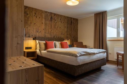 Una cama o camas en una habitación de Dammschenke Gasthof & Hotel