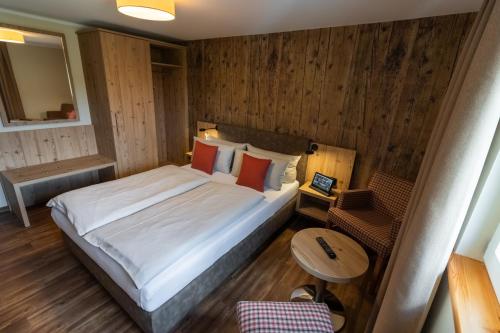 Una cama o camas en una habitación de Dammschenke Gasthof & Hotel