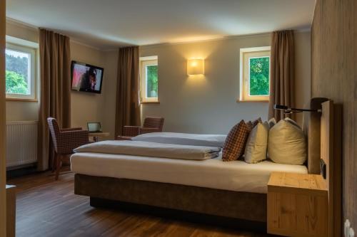 Una cama o camas en una habitación de Dammschenke Gasthof & Hotel