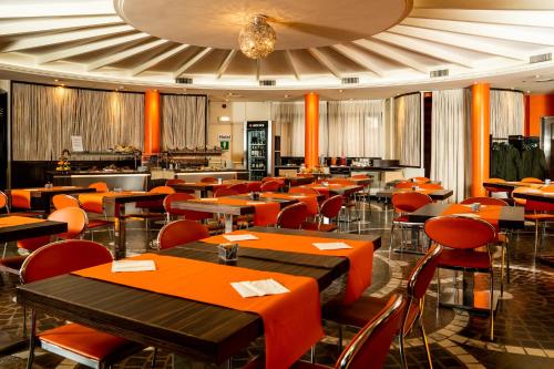 Reštaurácia alebo iné gastronomické zariadenie v ubytovaní Hotel Pineta