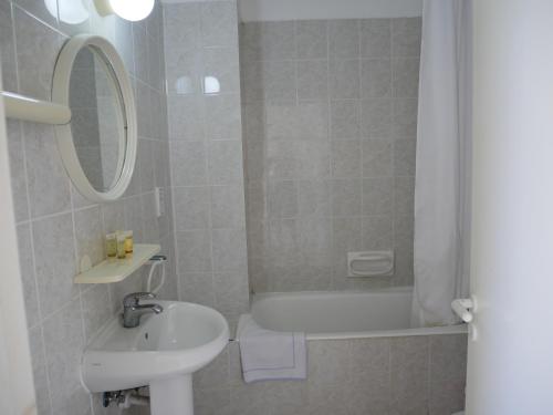 Bathroom sa Kozis Hotel Apartments