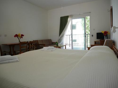เตียงในห้องที่ Kozis Hotel Apartments