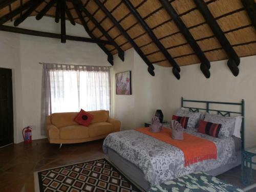 Un pat sau paturi într-o cameră la Roidina Safari Lodge