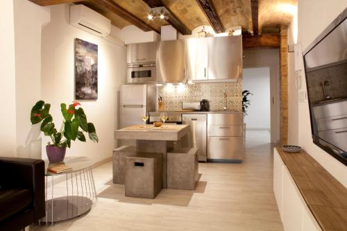 een keuken met een eiland in het midden van een kamer bij Authentic Charming Apartment/Wifi/Air Conditioning in Valencia