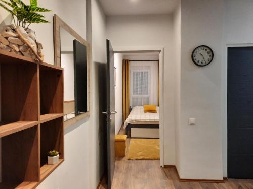Postel nebo postele na pokoji v ubytování Lezser apartman