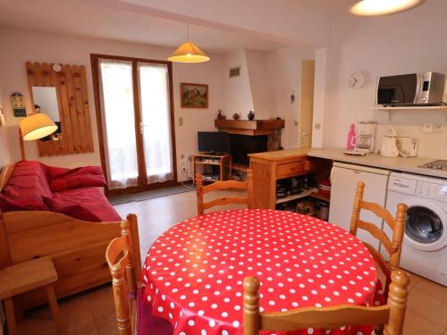 - un salon avec une table à manger rouge et blanche à la polka dans l'établissement T3 cosy avec cheminée, pour 4-5 pers., skis aux pieds, terrasse sud/ouest, calme à Arêches-Beaufort - FR-1-342-183, à Beaufort