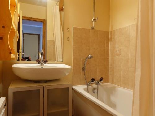 Ένα μπάνιο στο T3 cosy avec cheminée, pour 4-5 pers., skis aux pieds, terrasse sud/ouest, calme à Arêches-Beaufort - FR-1-342-183