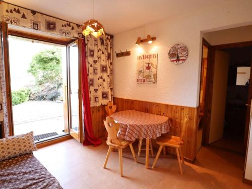 Photo de la galerie de l'établissement T2 cosy avec terrasse à Arêches pour 4 pers, proche pistes et navette - FR-1-342-213, à Beaufort