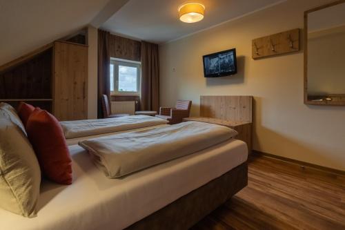 Una cama o camas en una habitación de Dammschenke Gasthof & Hotel