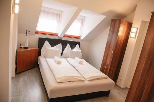 מיטה או מיטות בחדר ב-Família Apartmanház