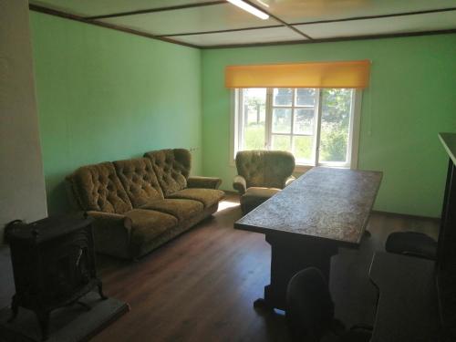 uma sala de estar com um sofá e uma mesa em Niedres 