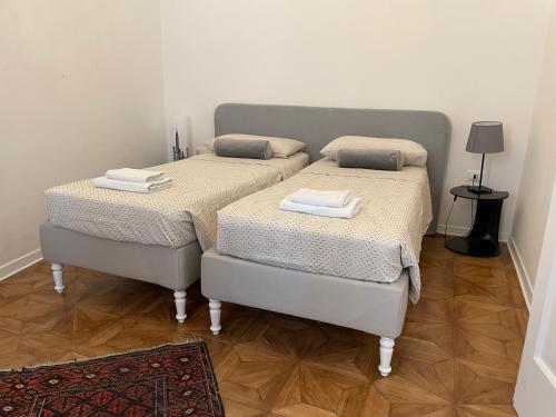 two beds sitting next to each other in a room at Pogri House Unità in Trieste