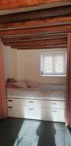 Ce lit se trouve dans un dortoir doté d'une fenêtre. dans l'établissement Studio Montagne à SAILLAGOUSE, à Saillagouse