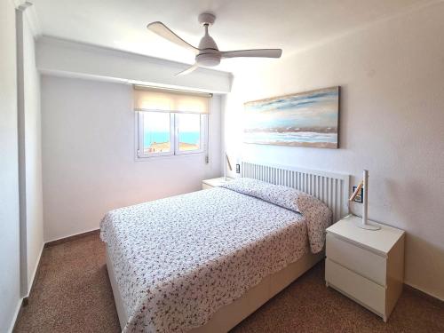 ein Schlafzimmer mit einem Bett und einem Deckenventilator in der Unterkunft Stunning sea views at just 270 m from the beach in Arenales del Sol