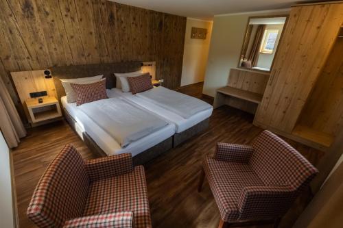 Una cama o camas en una habitación de Dammschenke Gasthof & Hotel