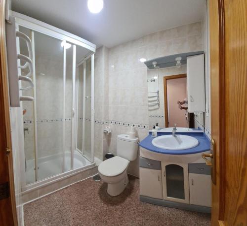 ein Badezimmer mit Toilette, Waschbecken und Dusche in der Unterkunft Stunning sea views at just 270 m from the beach in Arenales del Sol