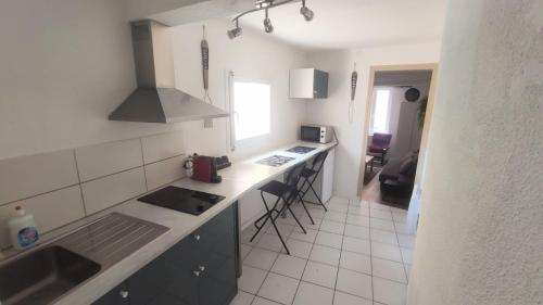 une cuisine avec un évier et un plan de travail dans l'établissement Narbonne centre ville historique studio, à Narbonne
