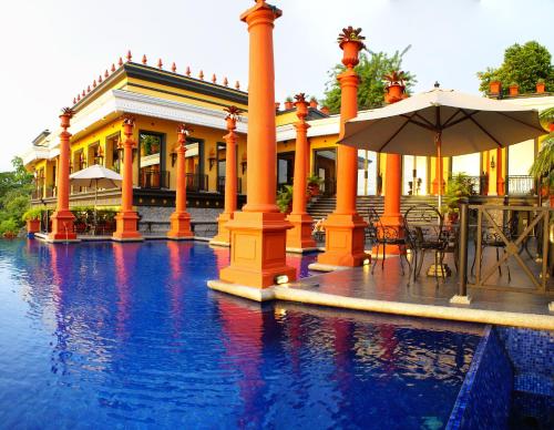 un complejo con una piscina de agua frente a un edificio en Zephyr Palace Luxury Hotel en Jacó
