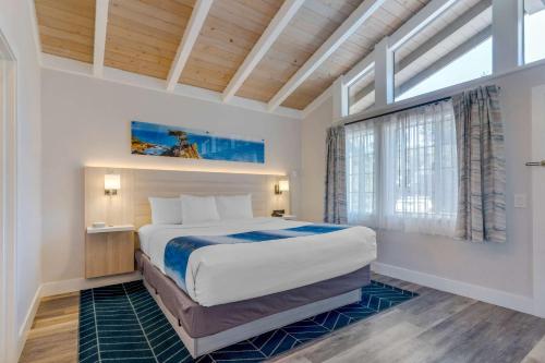um quarto com uma cama grande e uma janela em Comfort Inn Carmel By the Sea em Carmel