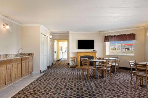 Econo Lodge Darien Lakes – Photos 5